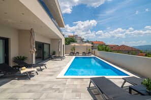 Gehen Sie nach draußen und entdecken Sie Ihre persönliche Outdoor-Oase mit garantierter Privatsphäre.