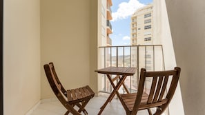 Enjoy your morning coffee or unwind at sunset on this charming private balcony, which has a bistro-style table and seating for two. It is ideal for quiet moments with a cityscape view.
#BalconyViews #UrbanEscape #AlFrescoMoments #LovelyStayPortugal