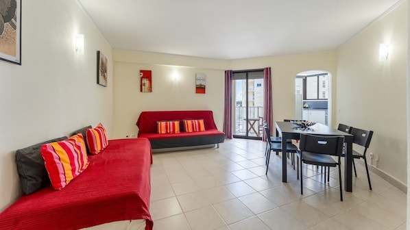 Relax in the spacious living and dining area for comfort and effortless socializing during your stay.
#SpaciousLiving #DiningArea #HomeComforts #CozyVibes #LovelyStayPortugal #GatherTogether