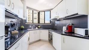 Prepare your meals in this spacious kitchen, flooded with natural light and equipped with modern appliances to inspire your inner chef.
#BrightKitchen #ModernAppliances #CookingInStyle #NaturalLight #LovelyStayPortugal #PremiumRental #HomeCooking