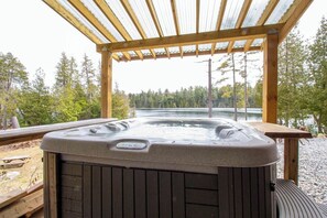 Hot tub overlooking Minktrack Lake