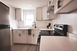 You’ll love the convenience of this fully equipped kitchen, where you can brew coffee, cook meals, or prepare snacks. The cozy layout and warm ambiance make cooking here a delightful part of your stay.