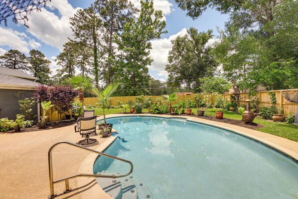Humble Vacation Rental | 3BR | 3BA | Stairs Required | 2,444 Sq Ft