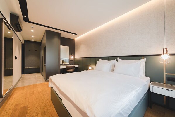 Unit with one King bed or 2 Twin beds. Actual room type may vary