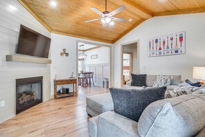 Living Room | Flat-Screen TV | Fireplace | Central A/C | Heat Pump | Free WiFi