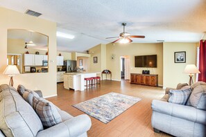 Living Room | Central A/C & Heat | Free WiFi | Smart TV