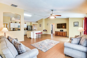 Living Room | Central A/C & Heat | Free WiFi | Smart TV