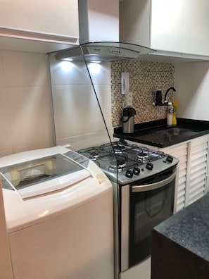 Wash machine and kitchen