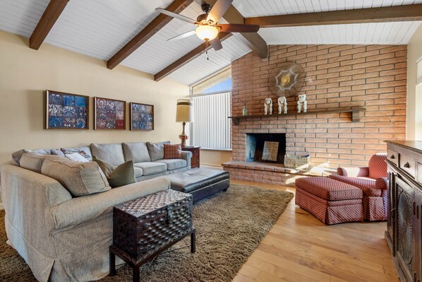 Cactus Landing - Cozy Living Room with Wood-Burning Fireplace