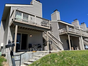 Easy access to our ground level corner unit. 1 minute walk to The Lift bus stop.