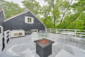 Furnished Deck | Propane Fire Pit