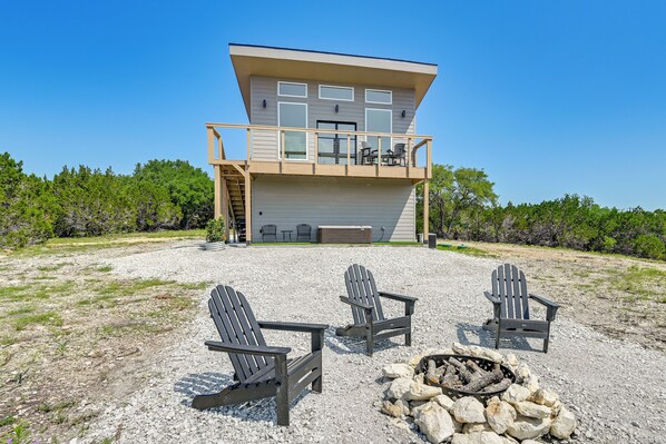 Valley Mills Vacation Rental | 1BR | 1BA | 650 Sq Ft | Stairs Required
