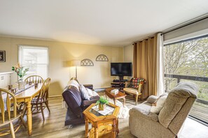 Living Area | TV | Dining Table