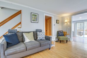 Dinette | Full Sleeper Sofa | Gas Fireplace | 1st Floor