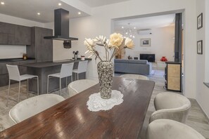 Autumn, Kitchen, Living Room, Spring, Summer