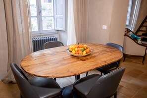 Meubles, Design Intérieur, Table, Sol, Bois, Sol, Chaise, Table Cuisine Et Salle A Manger, Salle À Manger, Pièce