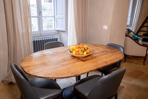 Meubles, Design Intérieur, Table, Sol, Bois, Sol, Chaise, Table Cuisine Et Salle A Manger, Salle À Manger, Pièce