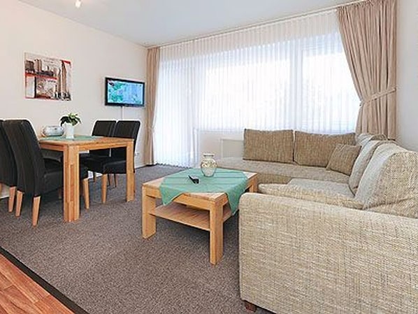 Wohnzimmer mit integriertem Küchenbereich
