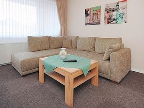 Wohnzimmer mit integriertem Küchenbereich