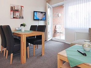 Wohnzimmer mit integriertem Küchenbereich
