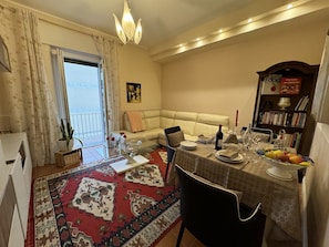 Meubles, Design Intérieur, Sol, Sol, Bois, Pièce, Plafond, Table, Canapé, Salon