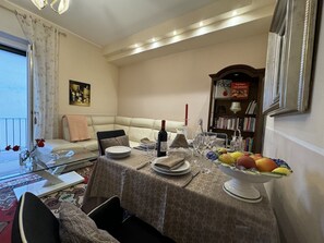 Meubles, Design Intérieur, Sol, Pièce, Sol, Plafond, Bois, Canapé, Éclairage, Table