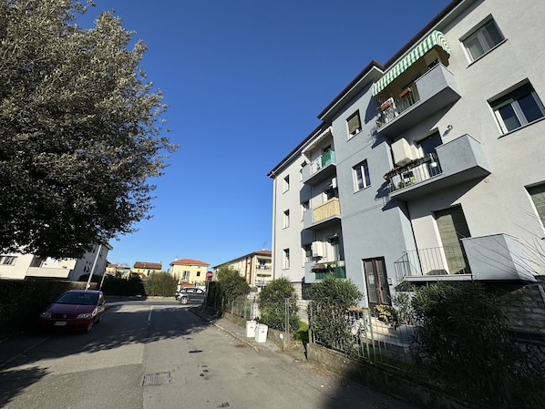 Bâtiment, Fenêtre, Zone Résidentielle, Surface De La Route, Quartier, Ville, Appartement, Architecture, Maison, Domicile