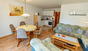 Wohnzimmer mit integriertem Küchenbereich