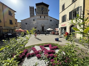 Building, Window, Town, Facade, Flowerpot, Umbrella, Outdoor Table, Outdoor Furniture, Town Square, Houseplant