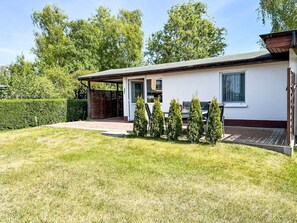 Bâtiment, Maison, Zone Résidentielle, Domicile, Arbuste, Toit, Lot Terre, Porte, Chalet, Jardin