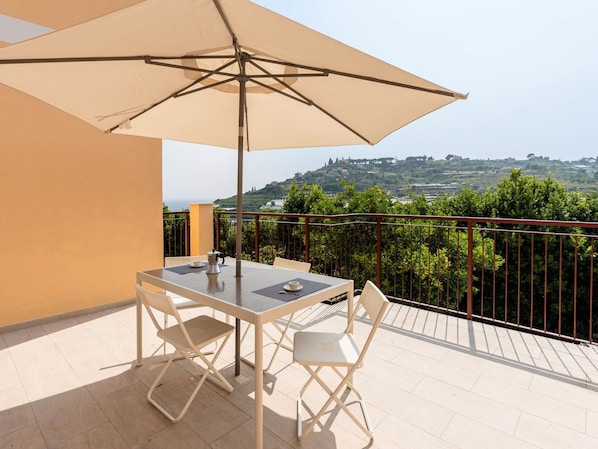Meubles, Chaise, Mobilier De Jardin, Table, Tableau De Plein Air, Table Cuisine Et Salle A Manger, Parapluie, Ombre, Restaurant, Patio