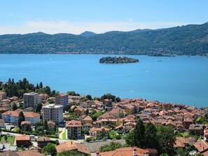 Body Of Water, Mountainous Landforms, Coastal And Oceanic Landforms, Hill, Residential Area, Coast, Horizon, Landscape, Mountain, Bank