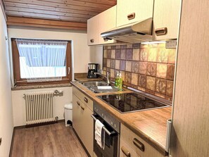 Küche, Holz, Countertop, Major Appliance, Küchengerät, Cabinetry, Flooring, Interior Design, Möbel, Fussboden
