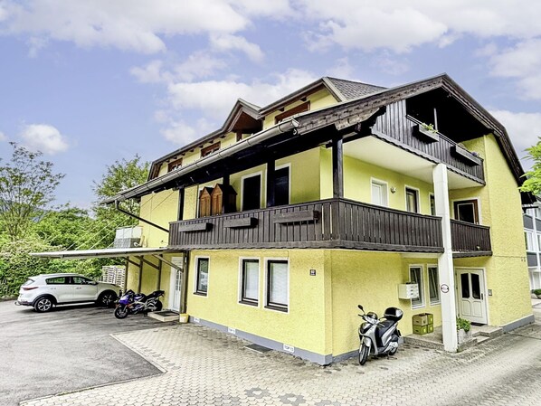 Residential Area, House, Home, Roof, Cottage, Estate, Suburb, Balcony, Siding