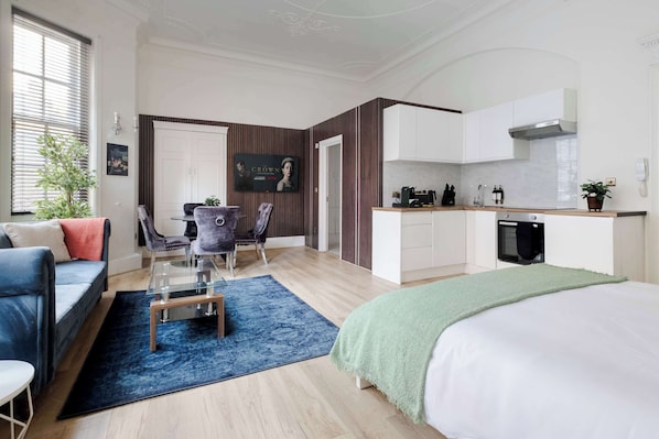 Stylish Mayfair studio with 55-inch smart TV and all the essentials