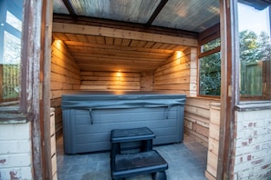Hot Tub / whirlpool bath (Outdoor)