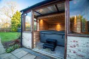 Hot Tub / whirlpool bath (Outdoor)