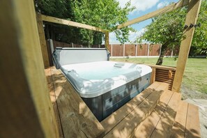 Bañera de hidromasaje al aire libre