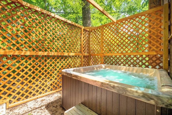 Quiet Way Cabin's bubbling hot tub
