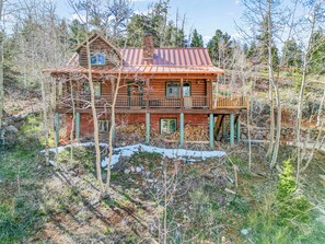 Exterior View Pine Loft Cabin