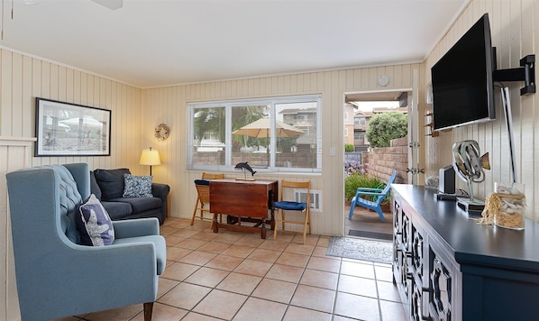 Furniture, Indoors, Living Room, Screen, Floor