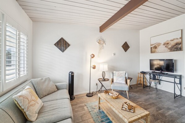 Indoors, Furniture, Living Room, Room, Home Decor