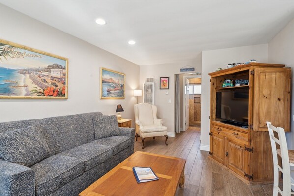 Furniture, Indoors, Living Room, Couch, Hardwood