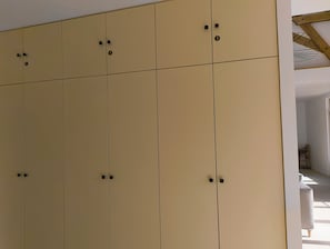 Trois grands placards de rangement avec penderie