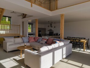 Salon avec grand canapé