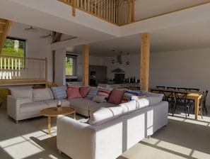 Salon avec grand canapé