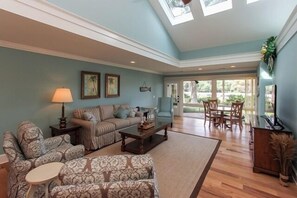 2LR-312 Beach Lagoon-9x