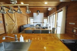 Relax on the sofa with a view of Mt. Fuji, or enjoy the easy flow of movement from the kitchen to the dining table, providing you with freedom and comfort. Enjoy spending your time however you like.