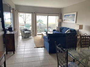 Living Room - 1828 (3)