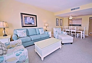 2 - Living Room (640x438)